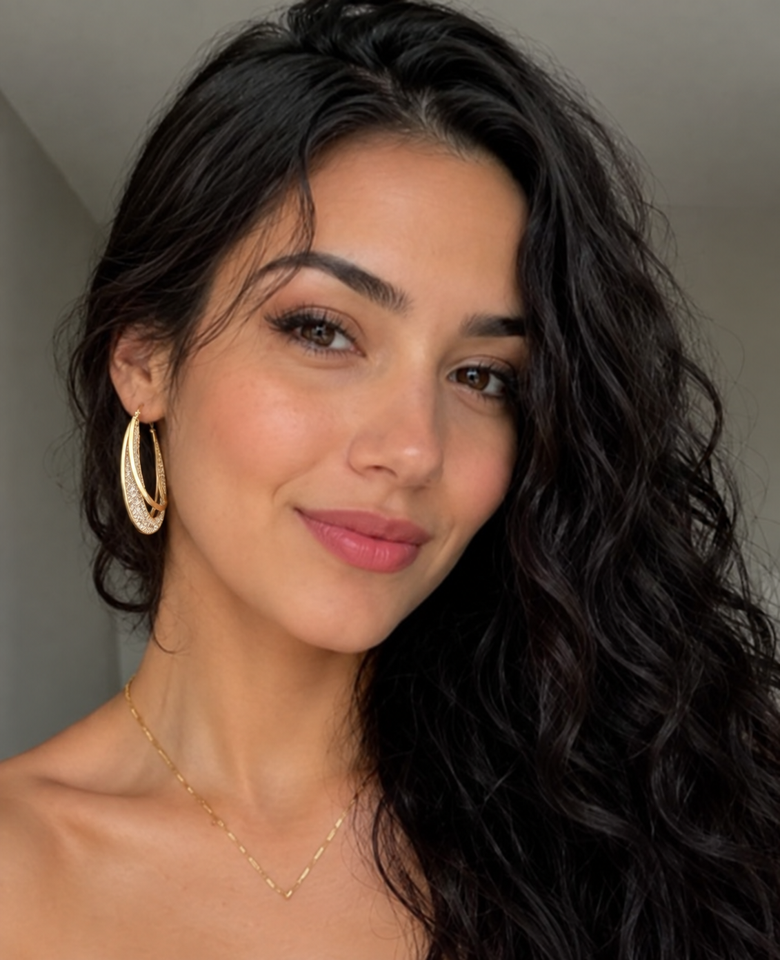 Brinco Argola Lumière Dourado com Zircônias – Elegância Atemporal