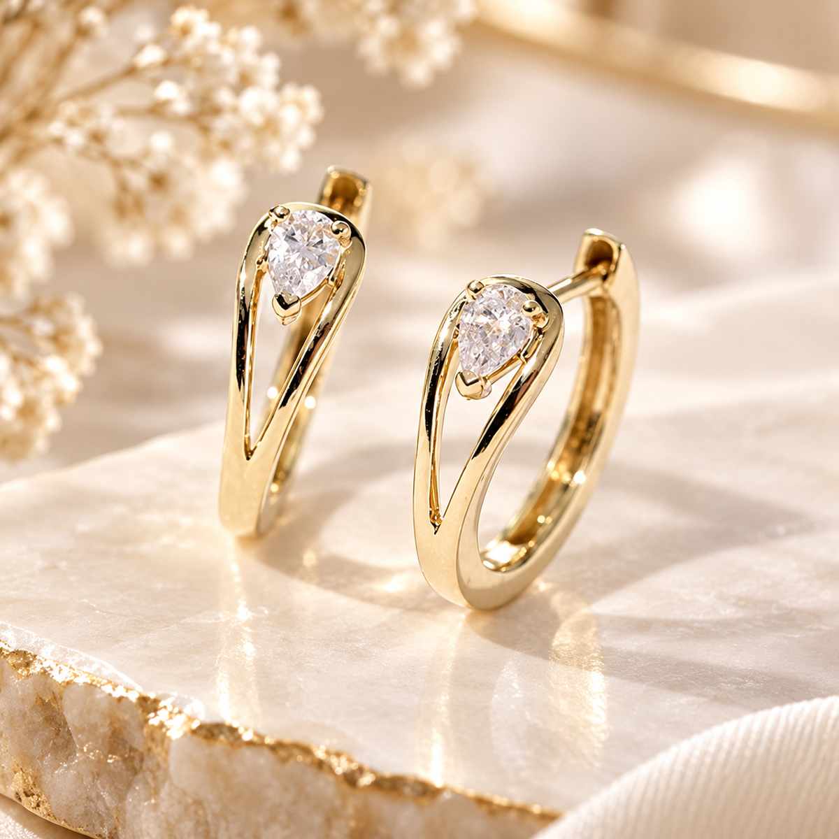 Brinco Argola Zenory Lumière com Zircônia Branca – Elegância Geométrica Dourada