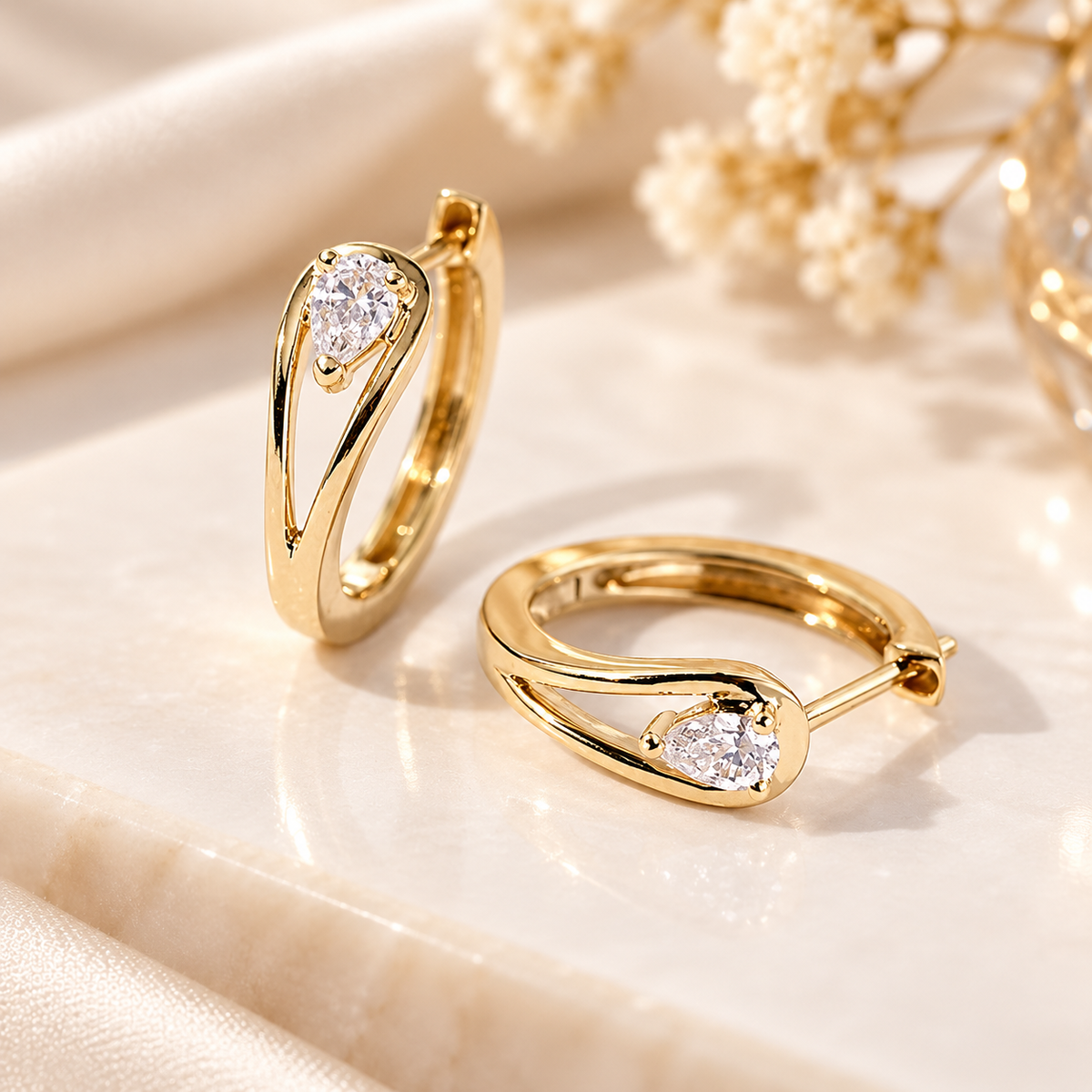 Brinco Argola Zenory Lumière com Zircônia Branca – Elegância Geométrica Dourada