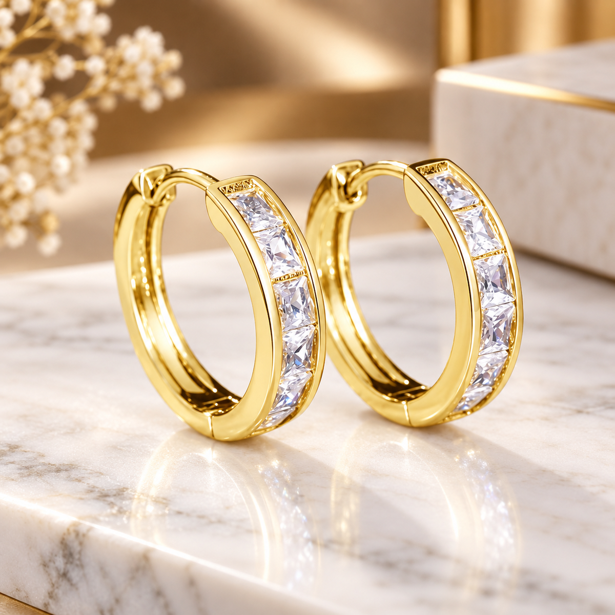 Brinco Argola Zenory Royale – Dourado com Zircônias Cravejadas em Corte Princesa