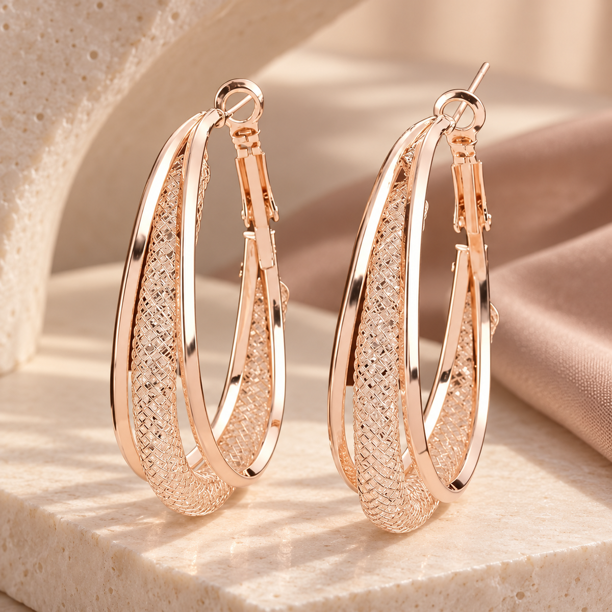 Brinco Argola Lumière Dourado com Zircônias – Elegância Atemporal