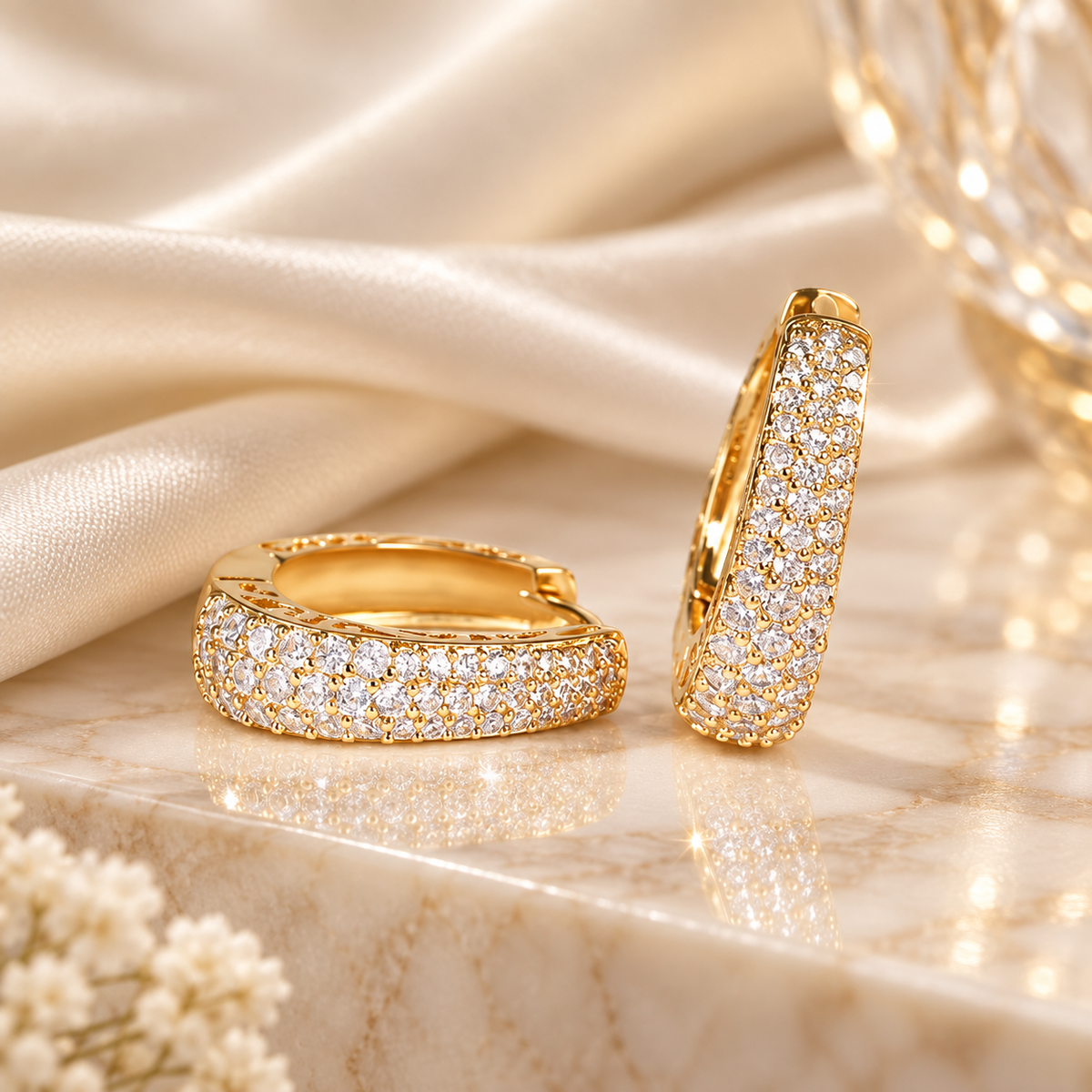 Brinco Argola Zenory Lumière Pavé – Dourado com Zircônias Cravejadas
