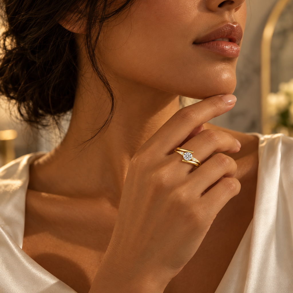 Anel Lumière Royale em Zircônia – Luxo Vintage com Acabamento Dourado.