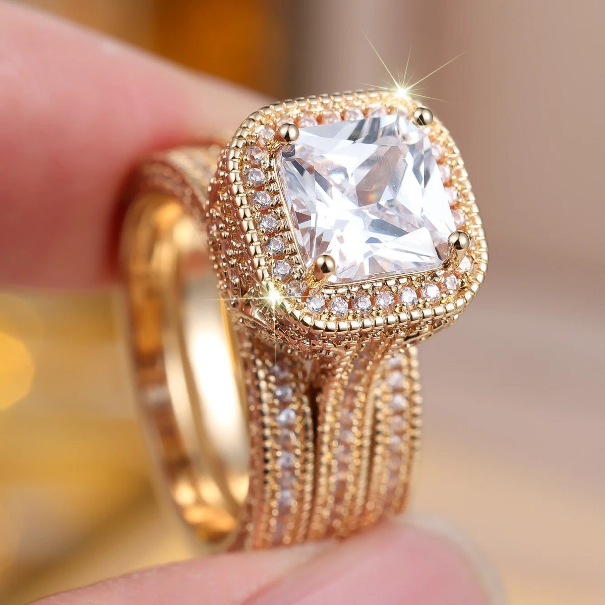 Anel ZENORY Lumière Royale — Zircônia Quadrada com Halo Dourado