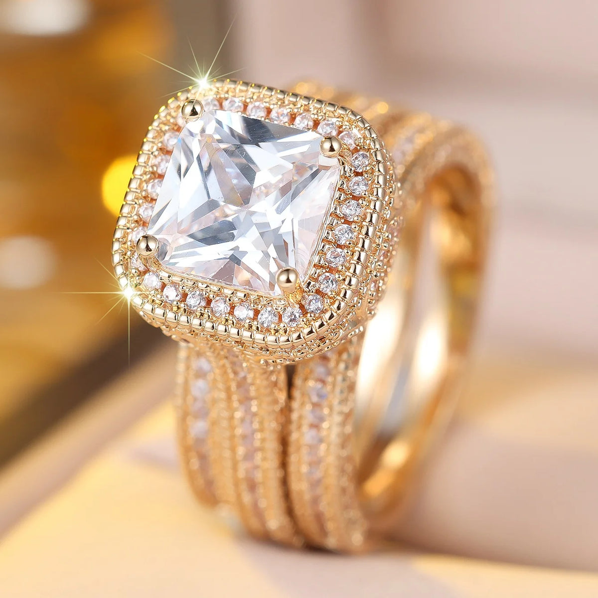 Anel ZENORY Lumière Royale — Zircônia Quadrada com Halo Dourado