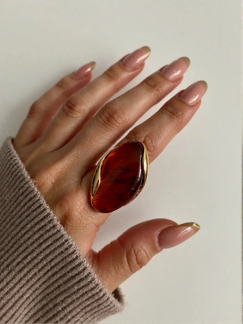 Anel Elo Lumière Cravejado – Elegância Dourada Zenory